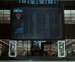 آیا با برکناری وزیر اقتصاد، صندلی رئیس سازمان بورس نیز به خطر می‌افتد؟