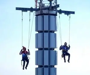 خطرناک ترینها؛ این دو مرد رفتن تو ارتفاع 435 متری نوک آنتن برج میلاد تاب سواری میکنن