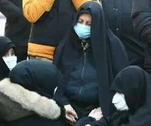 مادر علی انصاریان در مراسم خاکسپاری از حال رفت