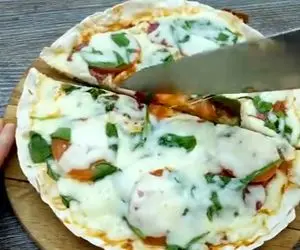 آشپزی خلاقانه؛ بدون فر میشه پیتزا پخت؟ بیا بهت بگم چطور تو تابه با نون تورتیلا بپزیش