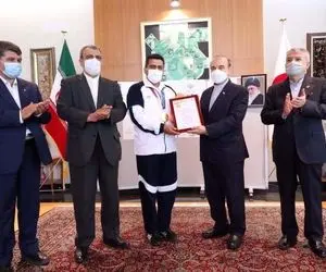 اهدای پاداش 10 هزار دلاری به جواد فروغی در سفارت ایران + عکس