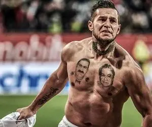 خوشحالی منشوری بازیکن فوتبال بعد از گل جنجال به پا کرد و با محرومیت سه ماهه همراه بود.