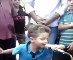 آواز شاد؛ این پسربچه کلا دو اینچ نیست ولی میکروفون گرفت دستش صداش دوبرابر هیکلشه