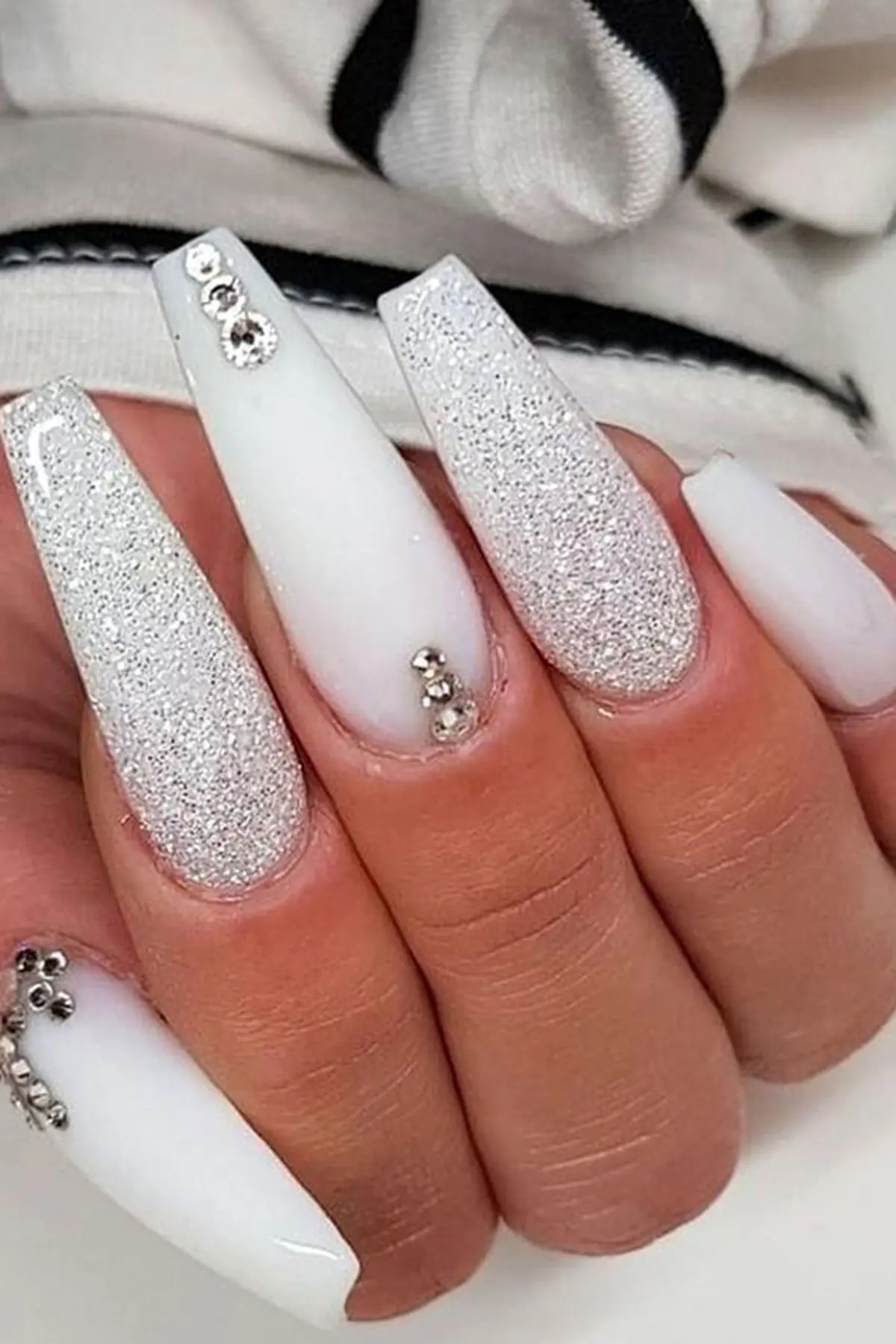 white-nail-model-for-girls-9