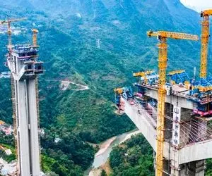 ساخت و سازهای کبیر؛ جرثقیل هیولایی که واسه ساخت این پل عظیم آوردن وسط دریا