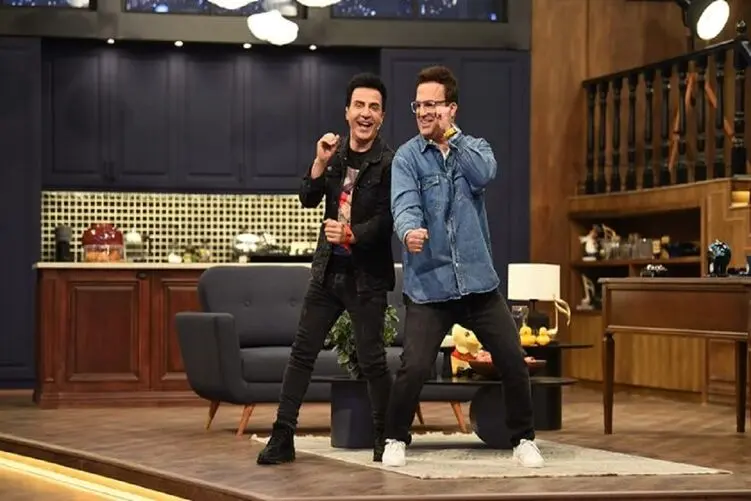 آواز شاد؛ عمو پورنگ و حامد آهنگی با رقص و آواز هندیشان روی دست شاهرخ خان بلند شدند