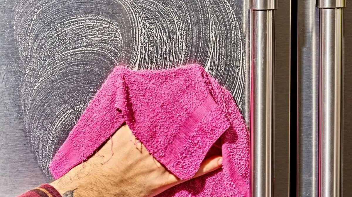 cleaning-the-steel-fridge-with-dishwashing-liquid