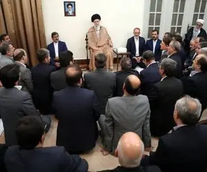 رهبر انقلاب: شرط مبارزه با فساد، دور بودن مسئولان از عوامل فسادزا است