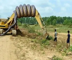 حیوانات غول پیکر؛ پیتون هرکول فکر کرد بیل مکانیکی غذاست پیچید دورش لهش کرد