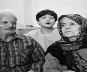 آواز احساسی؛ بچه برا پدربزرگ و مادربزرگش خوند چه نگاه پر افتخاری بهش میندازن ماشالا