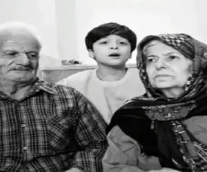 آواز احساسی؛ بچه برا پدربزرگ و مادربزرگش خوند چه نگاه پر افتخاری بهش میندازن ماشالا