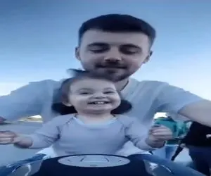 آواز شادونه؛ دختر جیقیلی اولین باره سوار موتور باباش شده شروع کرد رقصیدن سر نترس داره