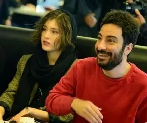 عشق بازی فرشته حسینی با نوید محمدزاده روی مبل و لَم داده! +عکس