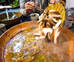 غذا کوچه بازاری؛ عین فرفره غذاهارو روغن مالی میکنه لامصب دست یا بلدزر سوسک رو برنج رو