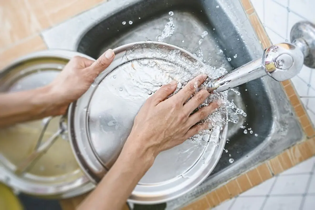 267153-2121x1414-washing-dishes