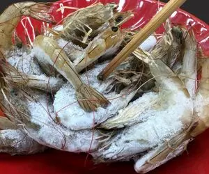 ترفندهای خانگی؛ میگو رو تو 5 دقیقه مثل حرفه ای یخ زدایی کن