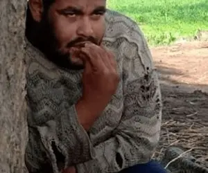 مادر بی رحم پسرش را ۱۵ سال به یک درخت بست!