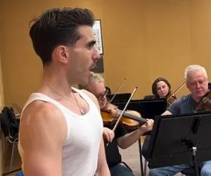 مطربی ماندگار؛ هنرمند توانا رکابی پوش اندازه یه ارکستر 100 نفره سمفونیک اجرا میکنه