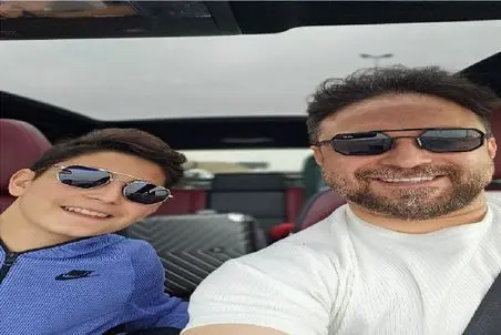 آواز شاد؛ بابک جهانبخش و پسرش تو ماشین لوکسشون آرزوی یه حال خوب باتو میخونن/چه باحالن