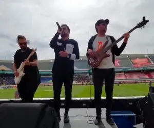 آواز ماندگار؛ علی عبدالمالکی تو ورزشگاه قبل از دربی با تموم وجودش آهنگ وایستا رو خوند