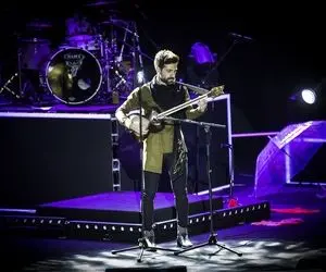 آواز بهشتی؛ حمید هیراد انقدر آهنگ دنیامو عاشقانه و با احساس خوند که بشنوی مست میشی