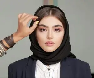 ریحانه پارسا با مرد غریبه داخل استخر چه می کند؟