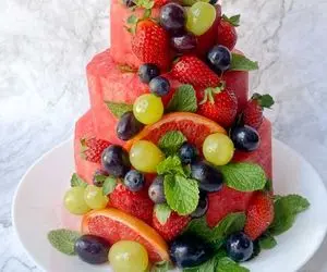 ایده های خلاقانه؛ تزیین میوه به شکل کیک برای شب یلدا