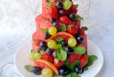 ایده های خلاقانه؛ تزیین میوه به شکل کیک برای شب یلدا