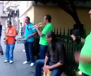 آواز خیابانی؛ ببینید پیرمرده با نوازنده ها تو ترکیه با اون وضعیتش چه رقص محلی کرد