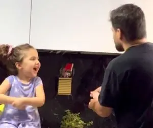 آواز محلی؛ پدر درحال ظرف شستن دختر رو لباسشویی چه رقص مازنی میکنن غش نکنی