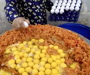 غذای خیابانی؛ ببینید پختن ابر املت با 240 تخم مرغ کنار جاده چه پر طرفداره