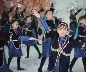 آواز شاد؛ رقص اصیل آذری چندتا فسقل بچه که انقد مرتب و قشنگ میرقصن آدم می مونه