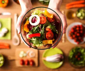 هشدار به افرادی که رژیم می‌گیرند؛ این غذا‌ها را حذف نکنید!