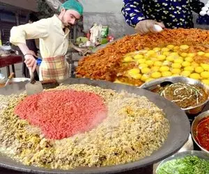 غذای خیابانی؛ این سرآشپز معروف عجب خوراک گوشت چرب و چیل و خوش نمکی کنار جاده پخته