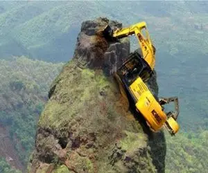ابزارآلات غول پیکر؛ بیل مکانیکی آوردن کوه رو بخوره