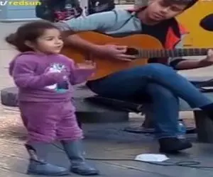 آواز احساسی؛ دختربچه صدای ساز شنید خودجوش پرید وسط خوندن ملت دورش حلقه زدن صدا دستارو