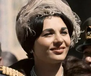 سفر به ایام قدیم سال 1353؛ نگاه پر تملک فرح دیبا با عصبانیت به محمدرضا پهلوی متکبر