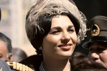 سفر به ایام قدیم سال 1353؛ نگاه پر تملک فرح دیبا با عصبانیت به محمدرضا پهلوی متکبر