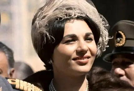 سفر به ایام قدیم سال 1353؛ نگاه پر تملک فرح دیبا با عصبانیت به محمدرضا پهلوی متکبر