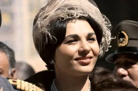 سفر به ایام قدیم سال 1353؛ نگاه پر تملک فرح دیبا با عصبانیت به محمدرضا پهلوی متکبر