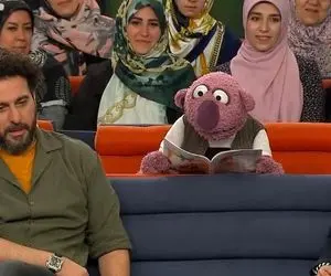 آواز شاد؛ چقدر جناب خان کر خنده اس آخه ایسگاه محسن کیایی رو گرفته آهنگم میخونه