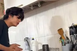 آواز شاد؛ دهه نودیه آهنگ هزار و یک شبو خوند از خواننده دو لول بهتر میکروفونش سلاح سرد