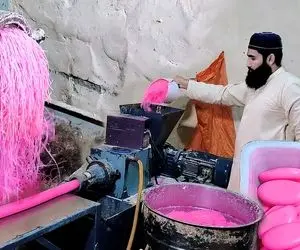 ابلهانه های جذاب؛ مرد درشت با محاسن سیاه و بلند چه خوشگل صابون صورتی تولید میکنه