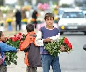 آواز جیگرسوز؛ بچه های کار تو دل جمعیت وسط بازار با چه ادا و اطواری دل ملت رو خون کردن