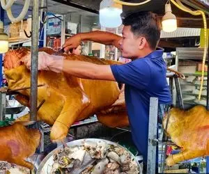 غذای گاوی؛ خانومه گاو خوش هیکل درشت رو درسته بریون کرده انداخته رو گاری داره میفروشه