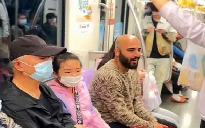 آواز پرطمطراق؛ پسر برای چینی های آهنگ خوشگل عاشق فریدون آسرایی رو خوند همه هاج و واج