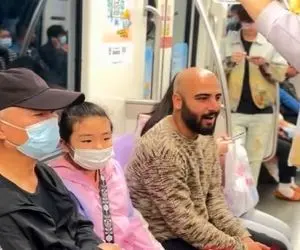 آواز پرطمطراق؛ پسر برای چینی های آهنگ خوشگل عاشق فریدون آسرایی رو خوند همه هاج و واج