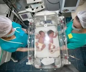 (عکس) این پیرزن سیاهپوست در 70 سالگی دو قلو زائید