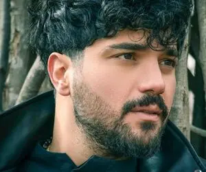 دابسمش جذاب سینا مهراد با تیپ خفن در ماشین لاکچری اش 