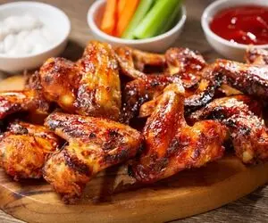 طرز تهیه بال سوخاری با روشی خاص و جذاااب؛ از هر ده تا رستوران یکیش هم انقدر خفن نیست!